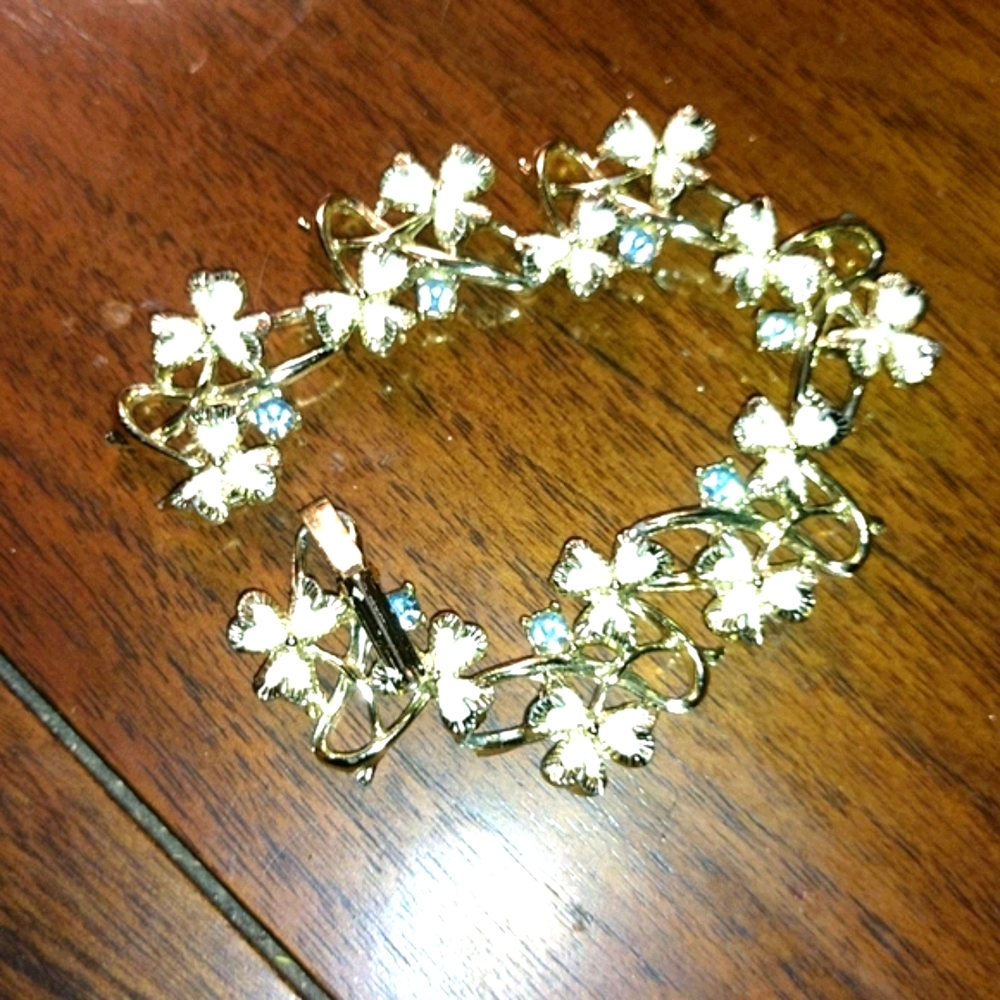 Gold clover bracelet